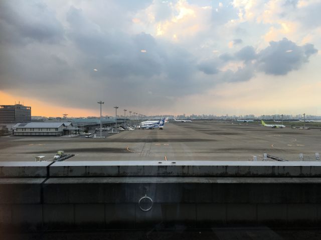 端の搭乗口側の3Fにあります。この時には九州行や札幌行きの飛行機が駐機していました。端といっても羽田第2ターミナルですから、辺鄙な場所ではありません！近くにANAラウンジもあるぐらいですから。