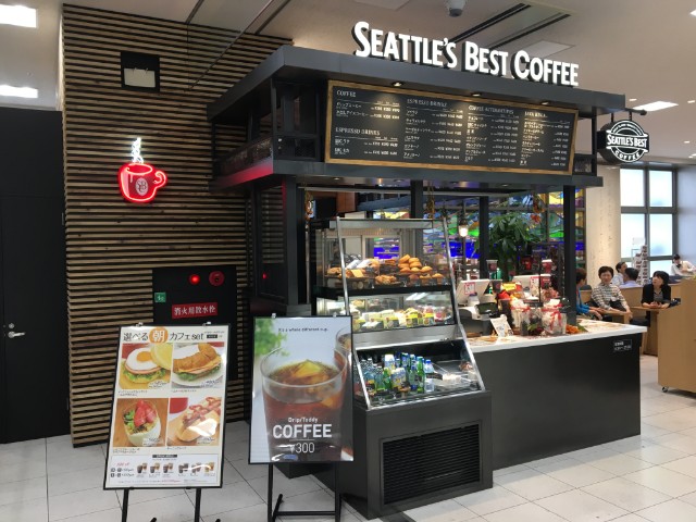 本BLOGをかいているのは2017年9月なのですが、先日新幹線に乗った時に、シアトルズベストコーヒーが入っていました。九州・近畿以外の人は特に馴染みがないかもしれません。スターバックスやタリーズコーヒーの様なコーヒーショップです。この店舗は鹿児島中央駅の新幹線構内は広くないので、コーヒースタンドという位置づけです。