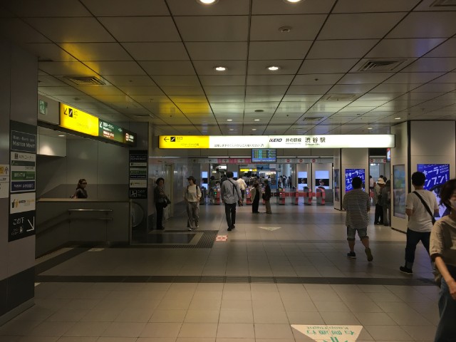 京王井の頭線渋谷駅の中央改札前は、ガラガラではありませんが、１つや２つは空いています。１日中まったく空いていないわけではありません。JRの山手線ホームや銀座線からもわりかし簡単にいけるので、重宝しております。もちろんPASMO対応です。