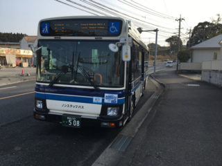 宮崎市内でSUICA（スイカ）やPASMO（パスモ）は使えます。JR九州はもちろんのこと（対象エリアあり）、宮崎市内を走っている宮交バスもSUICA・PASMOも使えます！チャージも宮崎駅の対応自動販売機はもちろんのこと、コンビニなどでもチャージできますよ！
